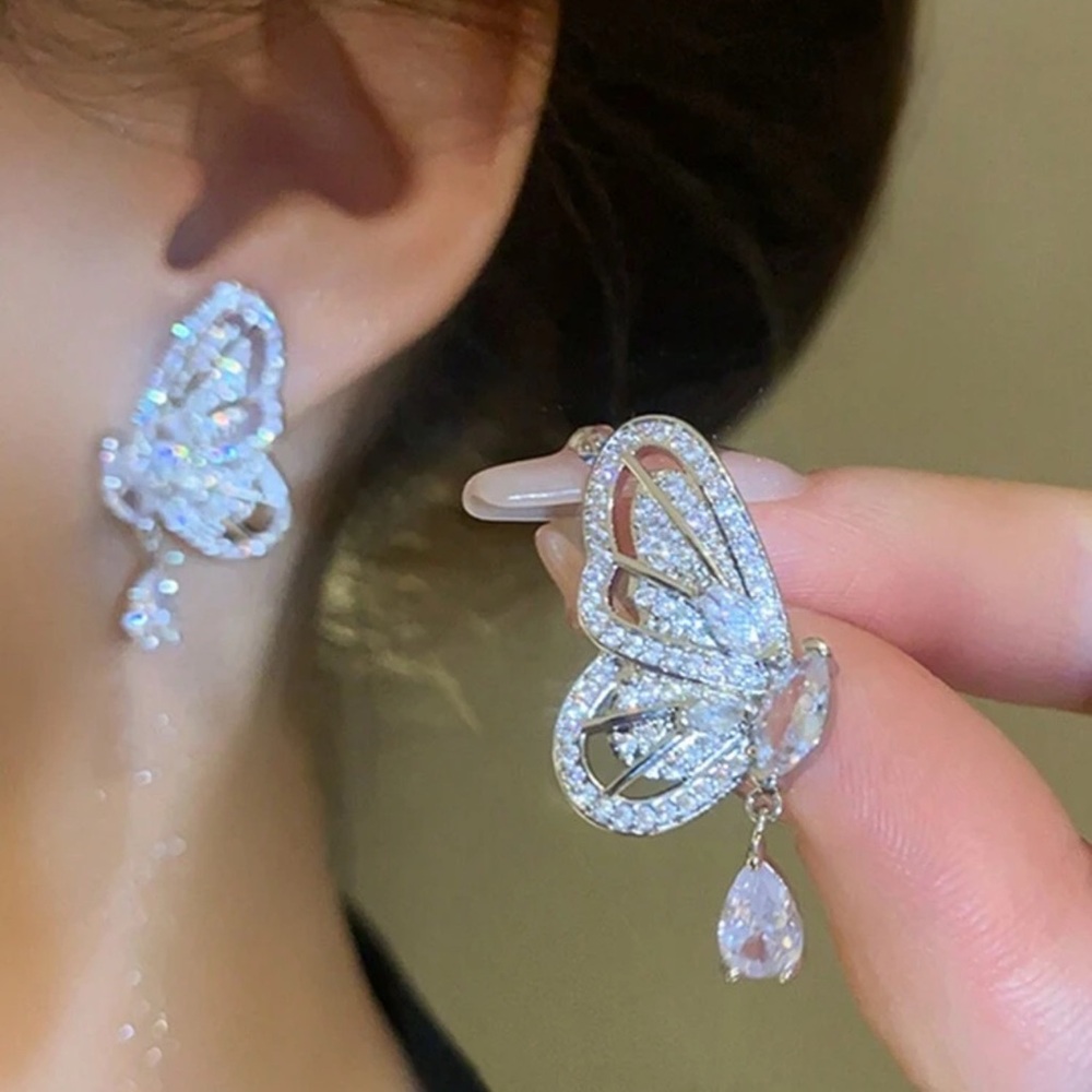 🦋NWT Elegant Silver Butterfly Earrings